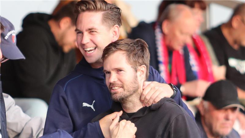 Sören Behrmann (links) und Thomas Johrden agierten einst als Duo in der Innenverteidigung. Heute ist die Freude groß, wenn sie sich im Stadion wiedersehen.