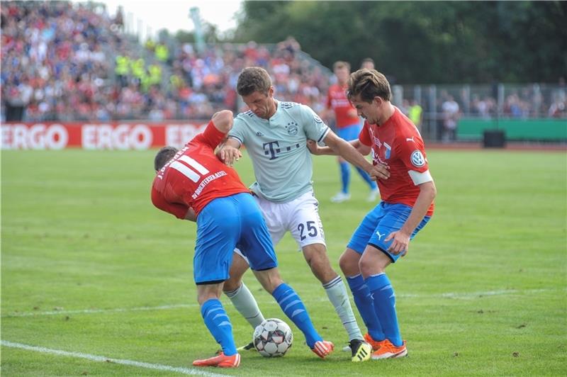 Sören Behrmann (rechts) gegen Thomas Müller: Der DFB-Pokal ist das Größte, sagt der Sportdirektor.