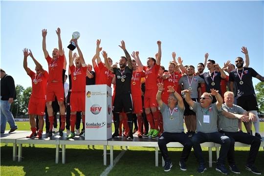 Sören Behrmann (rechts) könnte nach dem dritten Finale im Niedersachsenpokal zum dritten Mal den Pokal in die Luft strecken . Für Meikel Klee (links) wäre es der perfekte D/A-Abschied. Florian Nagel stand in den beiden Finals zuvor in der S