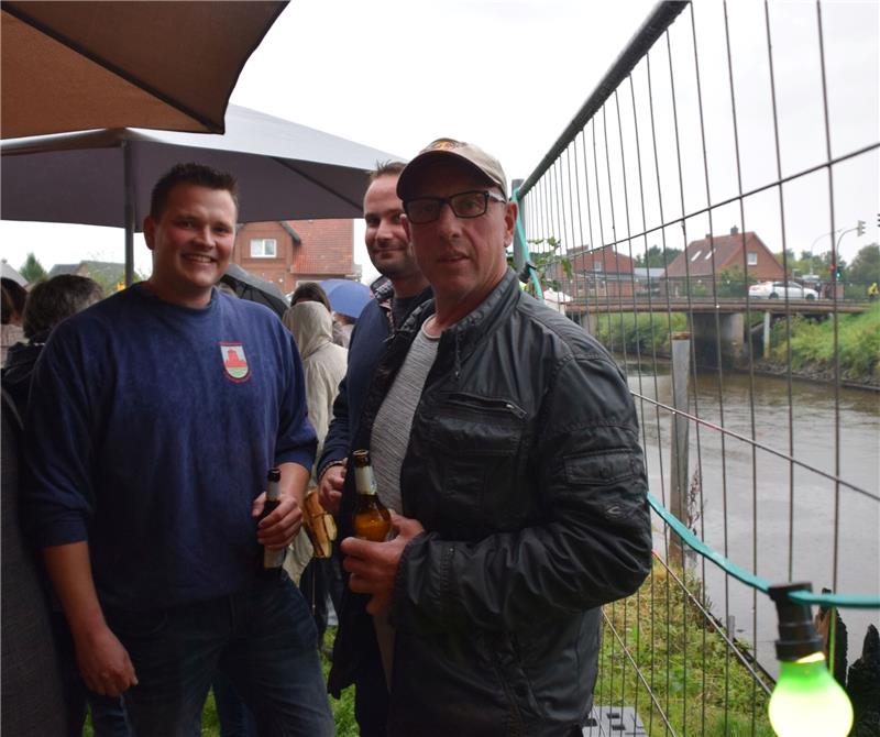 Sören Dehmel, Jan Peter Heinrich und Dierk Mohr (von links) genießen beim Brückenfest Bier, Bratwurst und Gespräche. Foto Richter