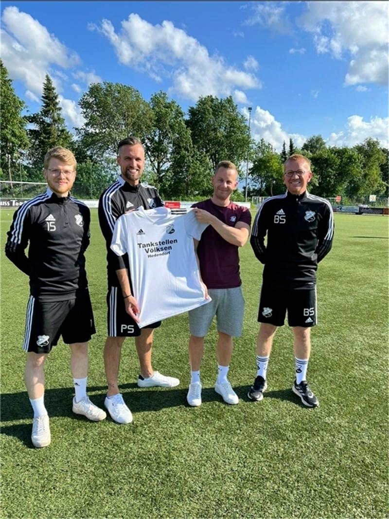 Sören Hüttmann (Zweiter von rechts) trägt ab sofort das VSV-Trikot. Co-Trainer Daniel Jankowski, Teammanager Philip Sievers und Trainer Björn Stobbe (von links) freuen sich über die Zusage.