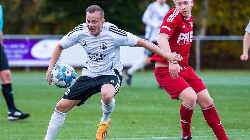 Sören Hüttmann (links) ist mit zehn Treffern bester Torschütze der VSV. Justin Allers von A/O II führt die Torjägerliste mit 19 Treffern an.