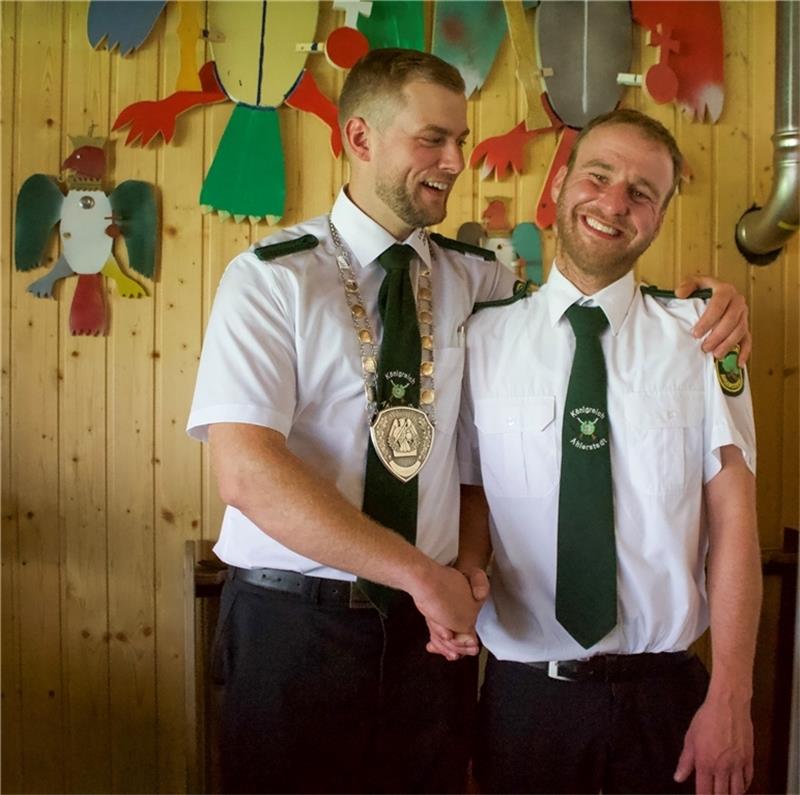 Ohne Glück geht es nicht: Sören Meier schießt in Ahlerstedt den Vogel ab Sören Meier kann’s nicht fassen. Er hat den Vogel abgeschossen. Basti Ehlen gratuliert kurz nach dem Königsschuss seinem Nachfolger. Fotos: Dammer