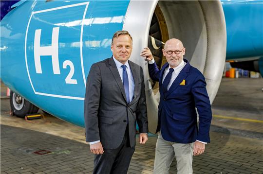 Sören Stark (l), CEO von Lufthansa Technik und Michael Westhagemann (parteilos), Hamburgs Wirtschaftssenator. Foto: dpa-Bildfunk