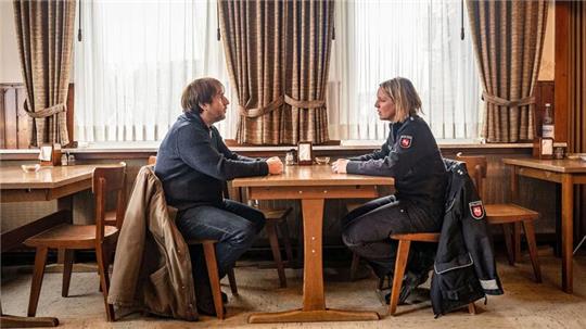 Sörensen (Bjarne Mädel) und Jenny (Katrin Wichmann) in einer Szene des TV-Krimis  „Sörensen fängt Feuer“.