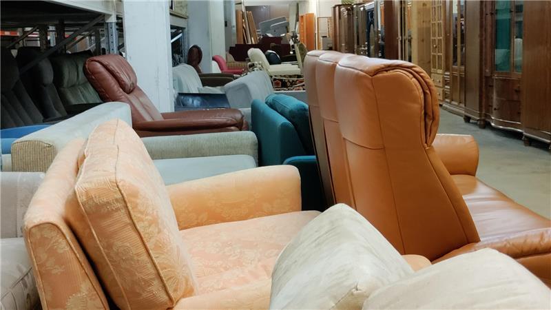 Dirk und Marinas Flohmarkthalle in Stade: Ein Paradies für Trödel-Fans Sofas, Sessel und Schränke stehen im Keller der Flohmarkthalle.