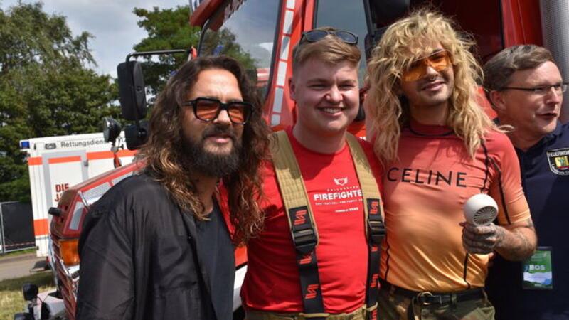 Tokio Hotel beim Deichbrand 2024: So erlebte die Band das Festival Sogar Fotos und Selfies sind möglich mit Tom (l.) und Bill Kaulitz (r.).