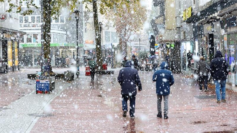 Erst stürmisch, dann kalt Sogar Hamburg bekam schon etwas Schnee ab.
