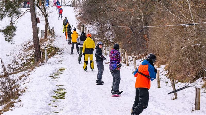 Eisig kalte Nächte mit teils minus 15 Grad erwartet Sogar in Brandenburg kann man aktuell Ski und Snowboard fahren.