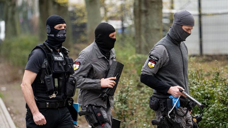 Sogenannte Entschärfer der Berliner Polizei gehen zur Wohnung der ehemaligen RAF-Terroristin Daniela Klette.