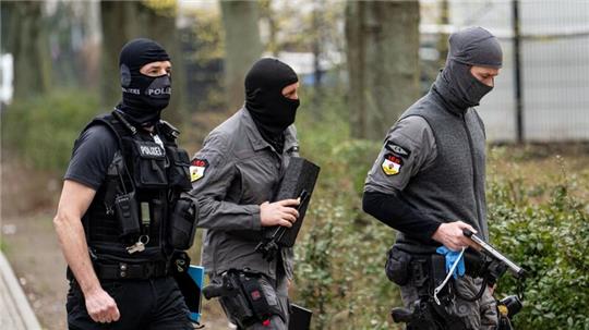 Sogenannte Entschärfer der Berliner Polizei gehen zur Wohnung der ehemaligen RAF-Terroristin Daniela Klette.