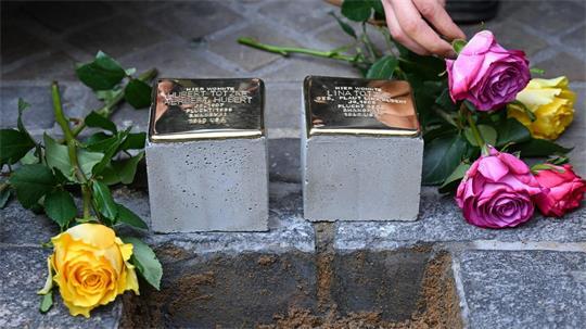 Sogenannte Stolpersteine erinnern in etlichen Kommunen Deutschlands an die Opfer des Nationalsozialismus. (Archivbild)