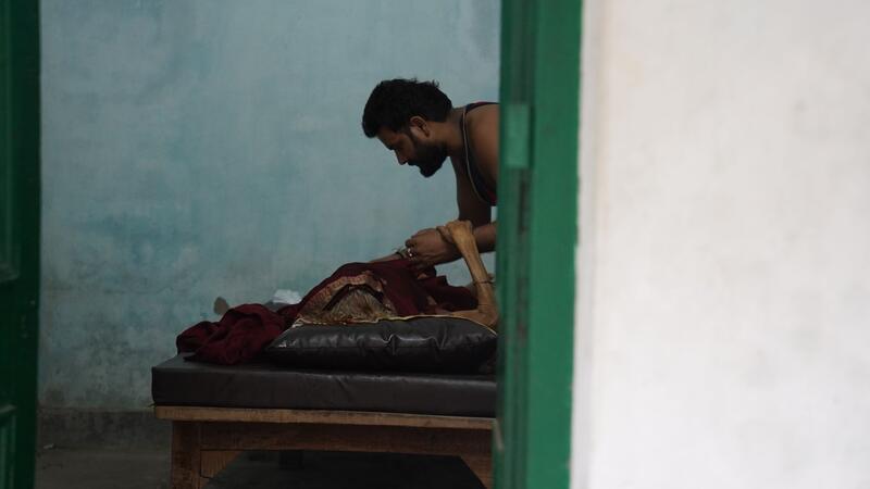 Sohn Mukesh Tiwari gibt seiner sterbenden Mutter regelmäßig Wasser aus dem Ganges.