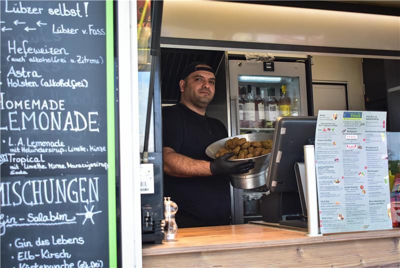Sohrab Rasuli hat schon reichlich Falafel zubereitet, die es bei ihm in Bowls, Wraps oder mit Naan-Brot gibt. „Es ist nicht einfach, das jeden Tag frisch zu machen“, sagt Rasuli.