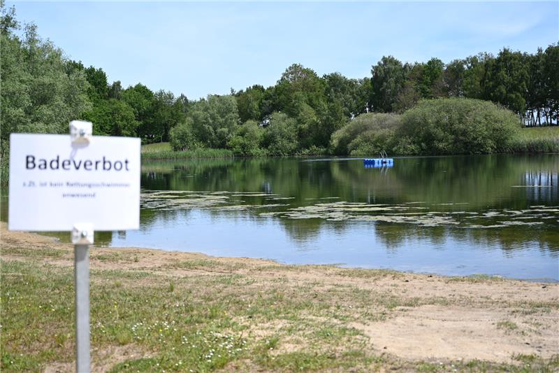 Solange keine geeignete Wasseraufsicht gefunden ist, darf im Fredenbecker Badesee kein Fuß ins Wasser gesetzt werden. Fotos: Ahrens