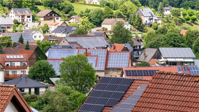 Solar-Ausbau bis 2030: Die Hälfte ist geschafft Solaranlagen auf Dächern, Gebäuden und an Fassaden machen den Großteil der installierten Leistung aus. (Archivbild)
