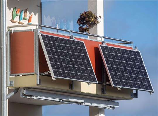 Solarmodule für ein sogenanntes Balkonkraftwerk hängen an einem Balkon. Foto: Stefan Sauer/dpa