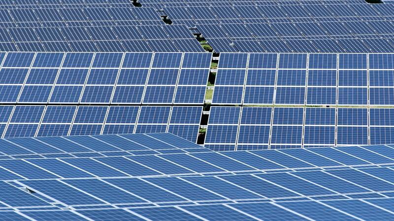 Europas Solarindustrie soll gestützt werden Solarmodule stehen in der Sonne.