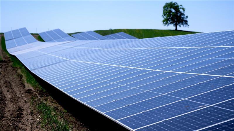 Solar-Ausbau bis 2030: Die Hälfte ist geschafft Solarparks wie dieser in der Nähe der Autobahn 95 in Bayern machen knapp ein Drittel der in Deutschland installierten Leistung aus. (Archivbild)