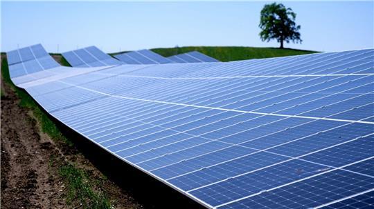 Solarparks wie dieser in der Nähe der Autobahn 95 in Bayern machen knapp ein Drittel der in Deutschland installierten Leistung aus. (Archivbild)
