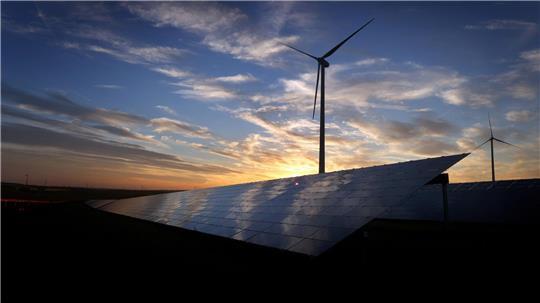 Solarstrom legt in Deutschland weiter zu - die Stromerzeugung von Windrädern ging zurück.