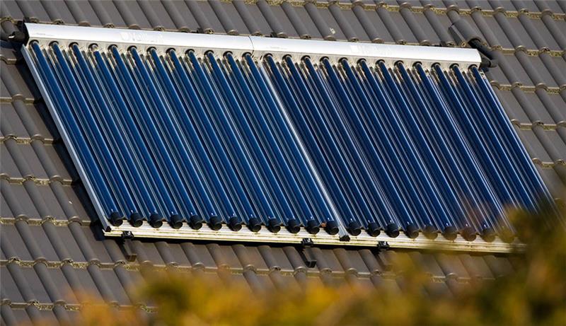 Solarthermieanlagen können Flachkollektoren oder die hier zu sehenden Röhrenkollektoren haben. Hier wird die Sonnenwärme in Vakuumröhren aufgenommen. Foto: Andrea Warnecke/dpa-tmn