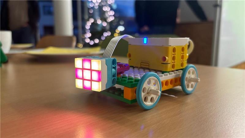 Solch einen Lego-Roboter bauen die Schüler unter Anleitung von Birte Behr, wenn sie mit dem MINT-Mobil an ihre Schule kommt.