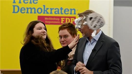 „Solche Aktionen haben in MV keinen Platz“, sagt Ministerpräsidentin Manuela Schwesig über den Schaumtortenwurf auf FDP-Chef Christian Lindner.