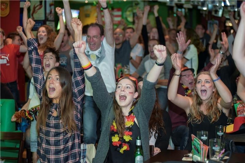 Solche Bilder, wie hier 2018 im Buxtehuder Irish Pub Rebel’s Choice, wird es in diesem Jahr bei der WM nicht geben. Die WM-Stimmung ist mau und Katar als Gastgeberland sehr umstritten. Das Rebel’s Choice-Team schaltet die Übertragungen nur auf expliziten Gästewunsch an.