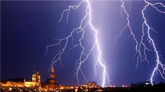 Solche Blitze wie hier über Dresden sind über Kiel oder anderen norddeutschen Orten deutlich seltener zu beobachten. (Archivbild)