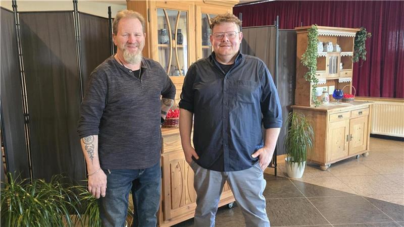 Vandalismus und Müll: Stehen die Kohlpartys vor dem Aus? Solche Grünkohlpartys bieten auch die Gastronomen Oleg Wilhelm (re.) in der Markthalle Rodenkirchen, und Klaus Drechsler im Gastronomiebetrieb „Kiek mol rin“ in Sürwürden an.