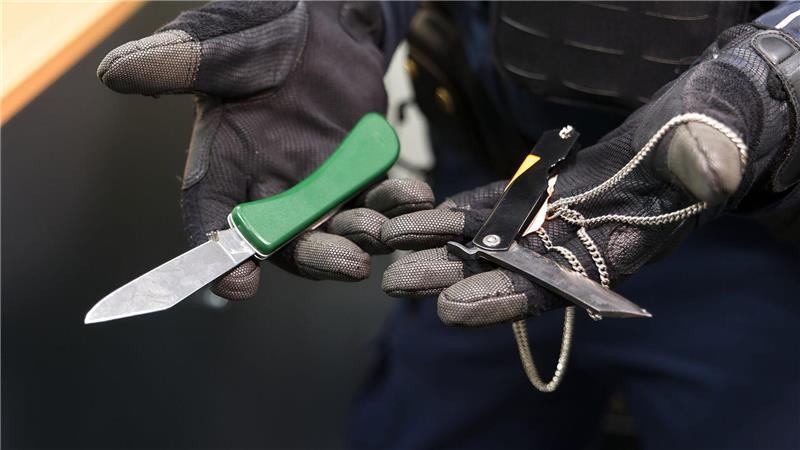 Solche Messer gehören zu den verbotenen Waffen im Hamburger Hauptbahnhof.