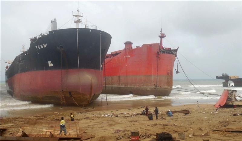 Solche großen Schiffe wurden 2017 an der Küste vor Gadani in Pakistan auf Grund gesetzt, damit sie abgewrackt werden können. In einem vergleichbaren Fall wirft die Staatsanwaltschaft Hamburg mehreren Unternehmen die Entsorgung dreier Schiff