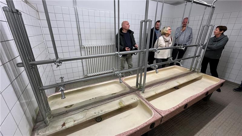 Solche sanitären Einrichtungen gibt es in der Grundschule Altkloster tatsächlich. Sie werden aber nicht mehr genutzt.