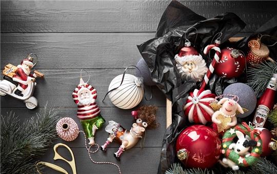 Solche witzigen Weihnachtsfiguren bringen Spaß an den Baum. Foto: Butlers/dpa-tmn