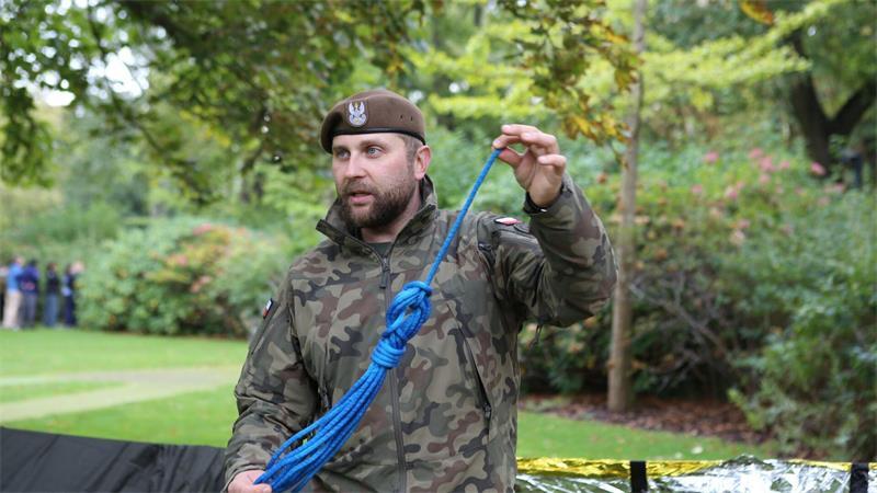 Soldat Michal Szubert von Polens Territorialstreitkräften erklärt, die man sich draußen schützen kann. 