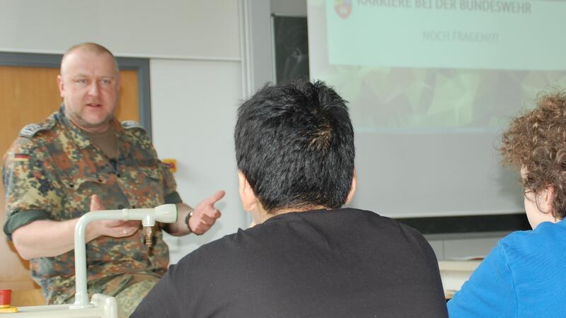 Airbus, Elbe Kliniken, Polizei: Arbeitgeber werben in Schulen um Nachwuchs Soldat und Karrierberater der Bundeswehr: Patrick Bumberger informierte über Möglichkeiten beim Militär.