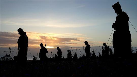 Soldaten-Aufsteller am britischen Normandie-Denkmal erinnern an D-Day-Gefallene