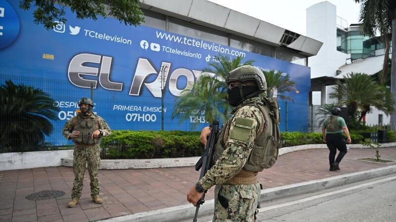 Gewalt in Ecuador: Banden fordern den Staat heraus Soldaten am Fernsehsender TC, in den Bewaffnete während einer Live-Übertragung eingedrungen sind.