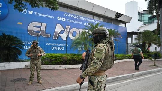 Soldaten am Fernsehsender TC, in den Bewaffnete während einer Live-Übertragung eingedrungen sind.