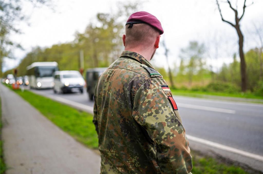 Soldaten auf dem Weg nach Burweg.