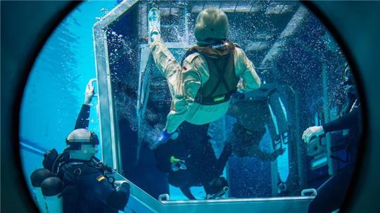 Soldaten aus der Ukraine trainieren in der Marine Operationsschule Bremerhaven einen Unterwasserausstieg aus einem Luftfahrzeug-Simulator.