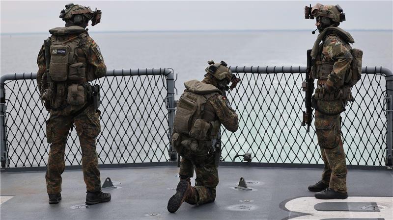 Merz: Bedrohung durch Russland ist real Soldaten bereiten sich auf Ankunft des Bundeskanzlers vor.