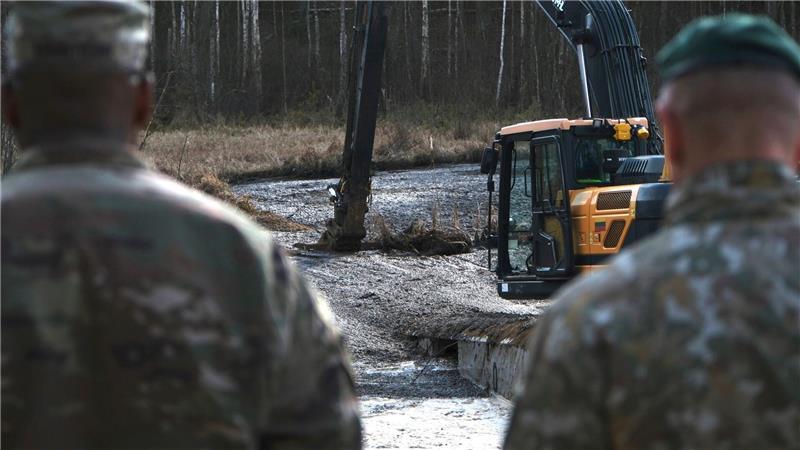 Soldaten der 1. gepanzerten Kampfbrigade der 3. Infanteriedivision der US-Armee besprechen zusammen mit litauischen Armee- und Rettungsdienstmitarbeitern ihren Plan zur Bergung eines Panzers in der Nähe eines Truppenübungsplatzes bei Pabadre.  In Litauen dauert die Suche nach vier vermissten US-Soldaten und die Bergung ihres metertief im Schlamm versunkenen Militärfahrzeugs weiter an.