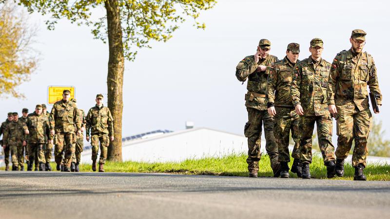 Soldaten der Bundeswehr durchsuchen derzeit die Osteufer auf der Suche nach Arian. Die Polizei warnt derweil vor „Fake-News auf Tiktok“.