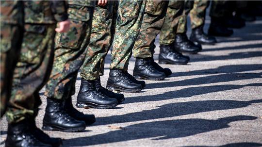 Soldaten der Bundeswehr stehen auf dem Appellplatz.