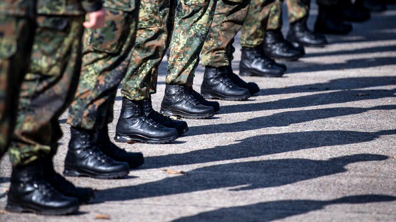 Militärdienst ohne Staatsangehörigkeit? „Keine Denkverbote“ Soldaten der Bundeswehr stehen auf einem Appellplatz.