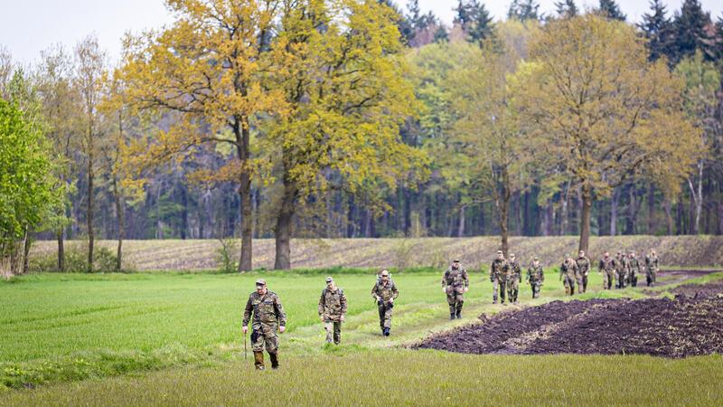 Soldaten der Bundeswehr suchen auf einem Feld nach dem vermissten Sechjährigen aus Elm. Ein dringender Aufruf richtet sich an Landwirte.