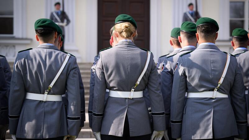 Soldaten der Ehrenformation der Bundeswehr vorm Schloss Bellevue. Künftig findet in Deutschland jeweils am 15. Juni der Nationale Veteranentag statt.