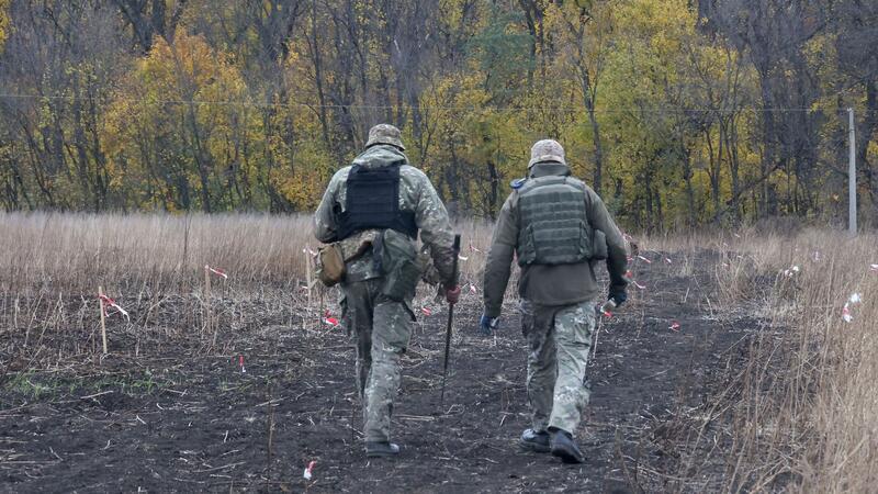 Ukraine setzt Drohnen gegen Flucht von Wehrpflichtigen ein Soldaten der Kampfmittelabwehr der Ukraine führen Entminungsarbeiten in der Region Charkiw im Nordosten der Ukraine durch.